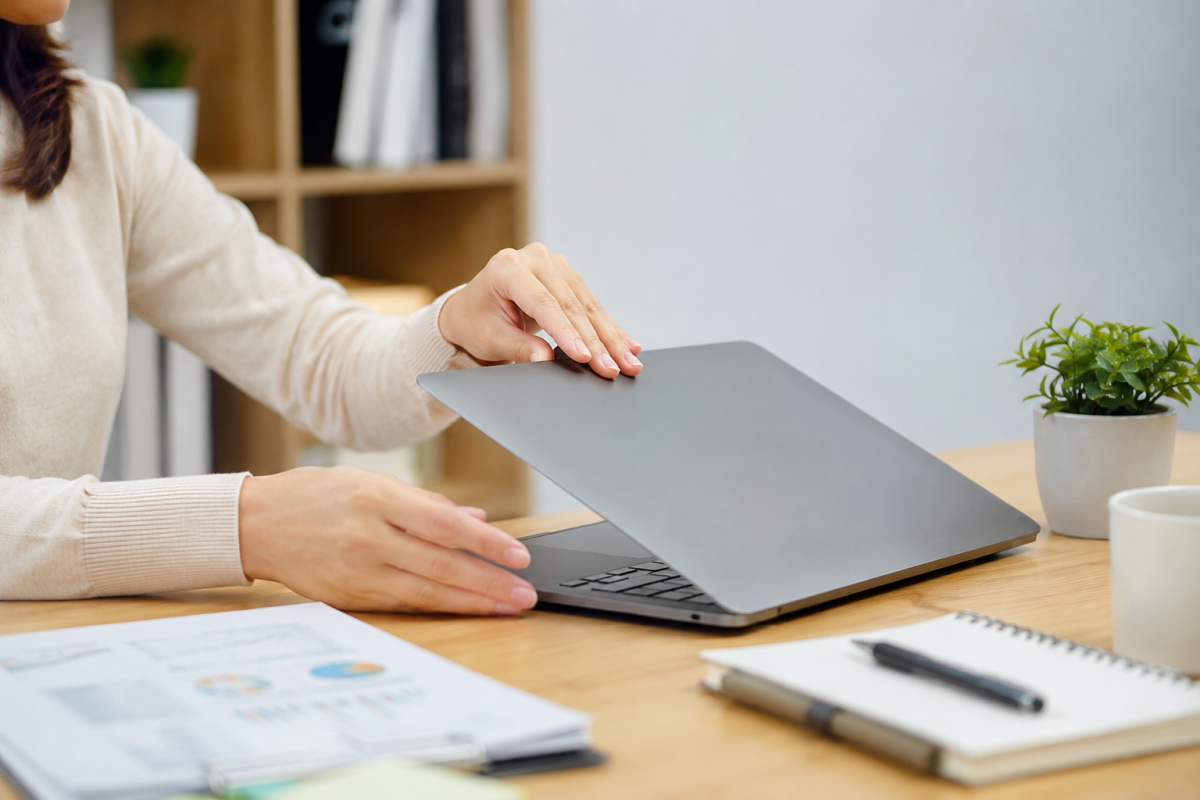 có nên tắt laptop đúng cách